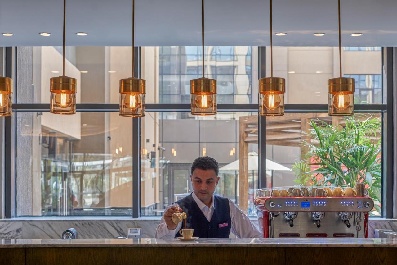 Crowne Plaza - West Cairo Arkan By Ihg 6th of October City Exteriér fotografie Barista at work