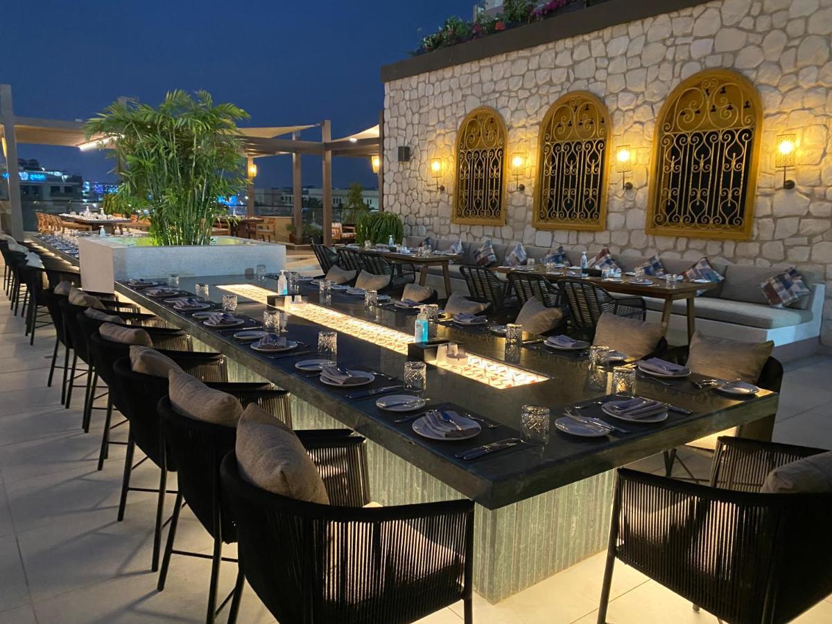 Crowne Plaza - West Cairo Arkan By Ihg 6th of October City Exteriér fotografie The rooftop bar at the hotel
