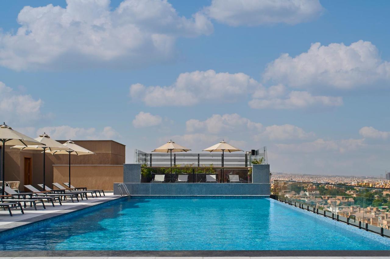 Crowne Plaza - West Cairo Arkan By Ihg 6th of October City Exteriér fotografie Rooftop pool at the hotel