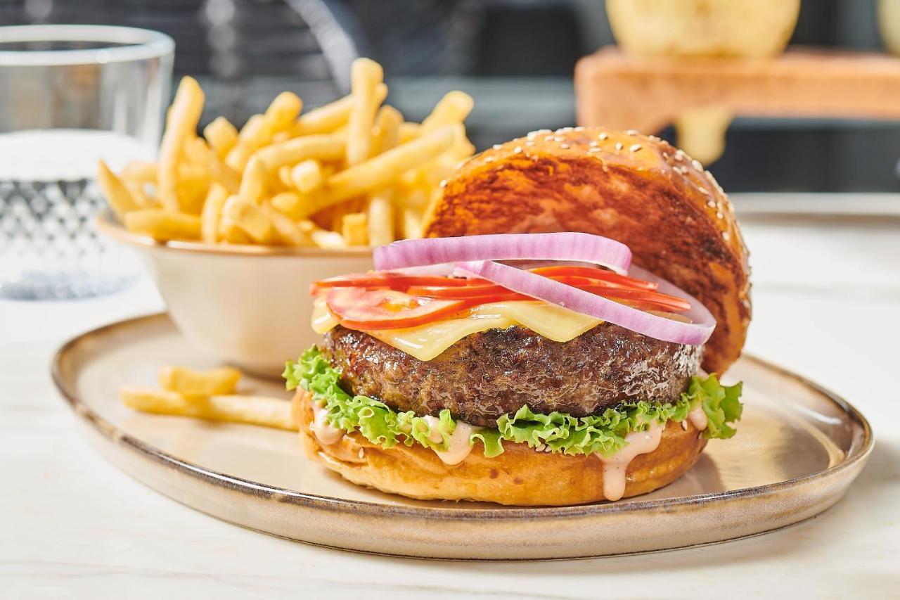 Crowne Plaza - West Cairo Arkan By Ihg 6th of October City Exteriér fotografie A hamburger with fries